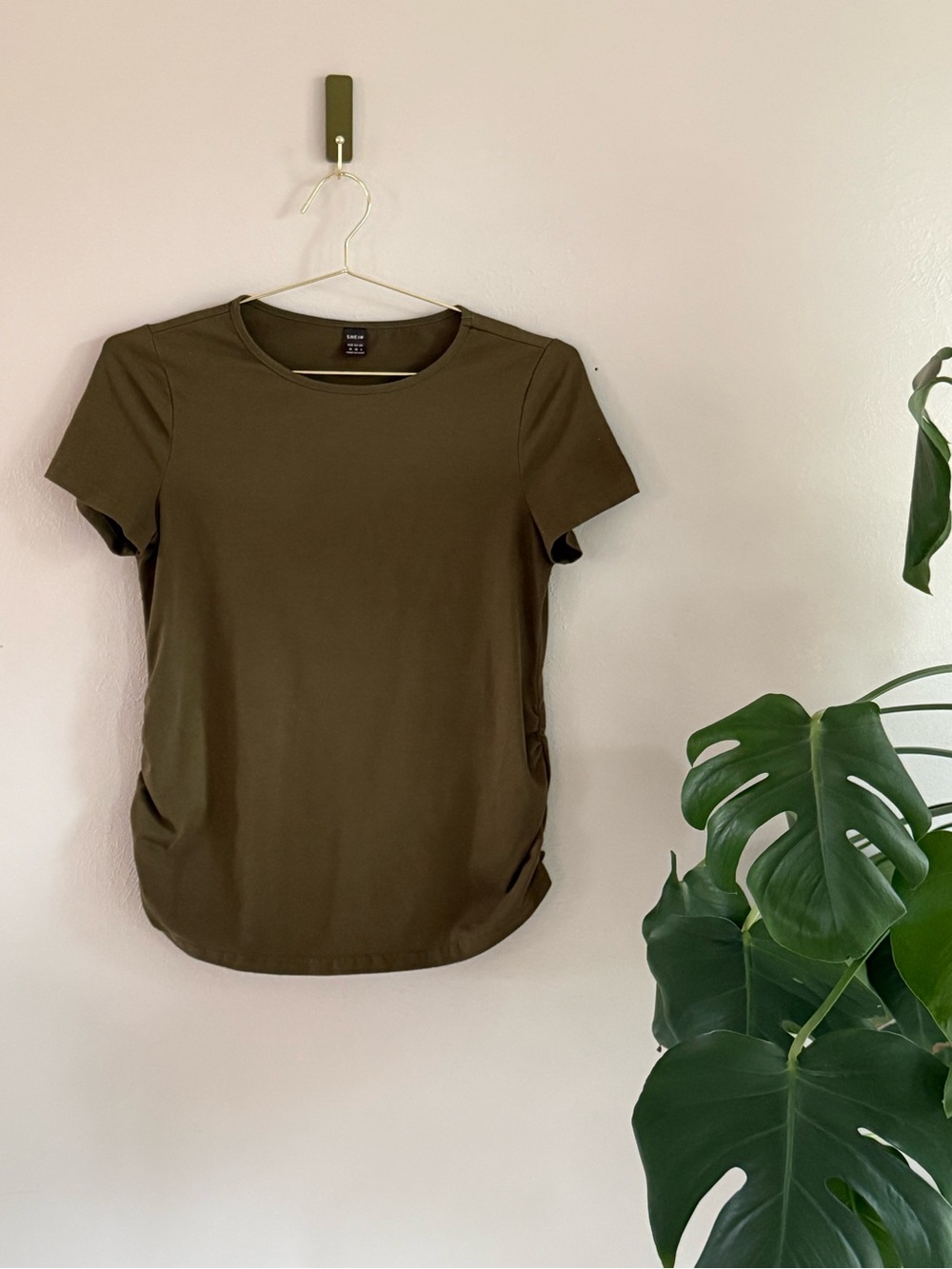 👶🏼Maternity Bundle 3/$20👶🏼 
Maternity Crewneck Short Sleeve Tee in Olive